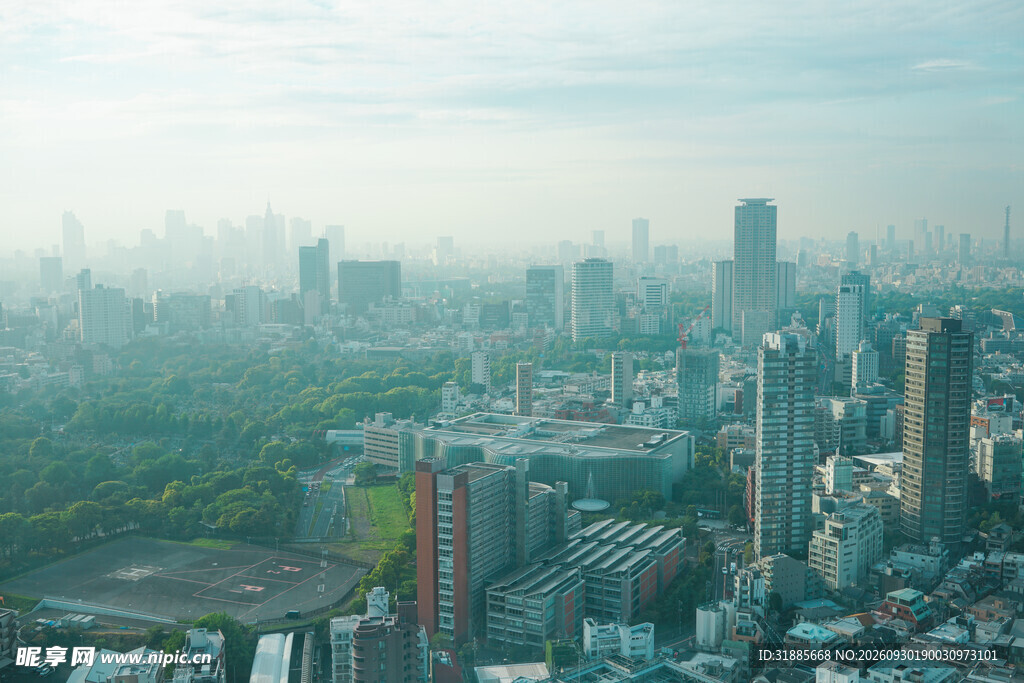 薄雾笼罩城市远景