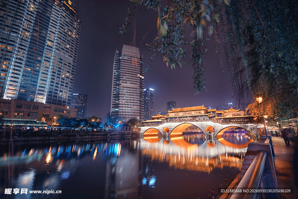 都市河畔璀璨夜景