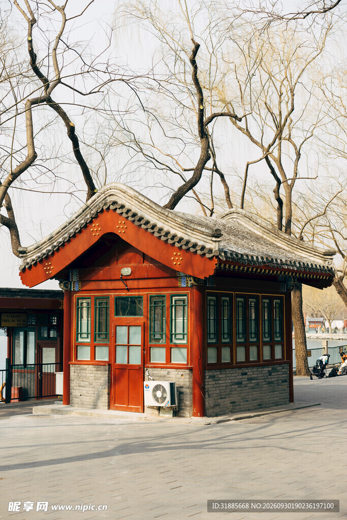 雪后中式传统小屋