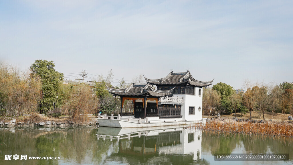 湖畔中式古建风光