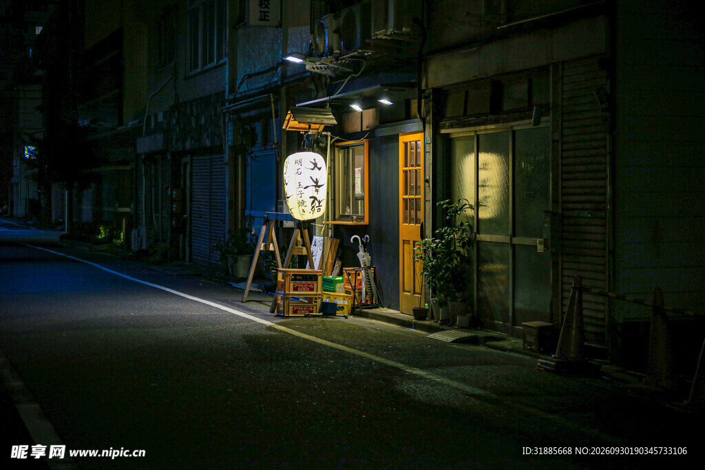 夜间街角日式小店