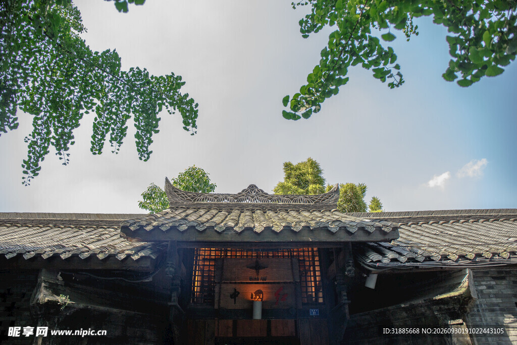 古建檐角晴日风光