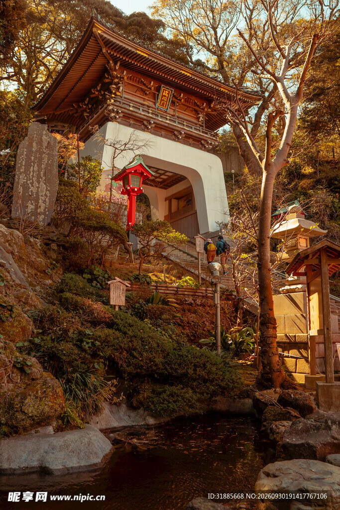 中式古宅院门秋景