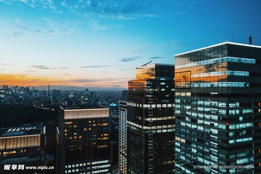 黄昏都市商务高楼景观