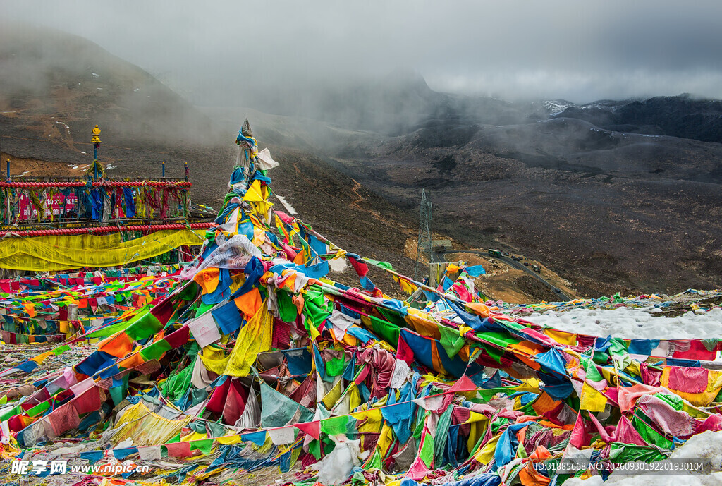 高原山间五彩经幡