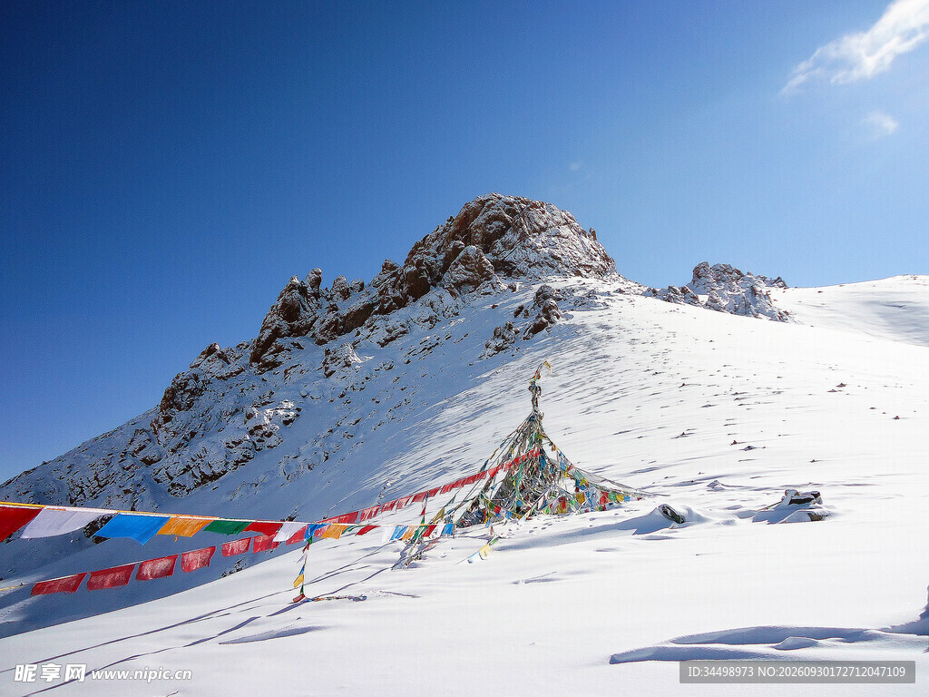 高原雪山经幡风光