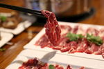 筷子夹取鲜切牛肉