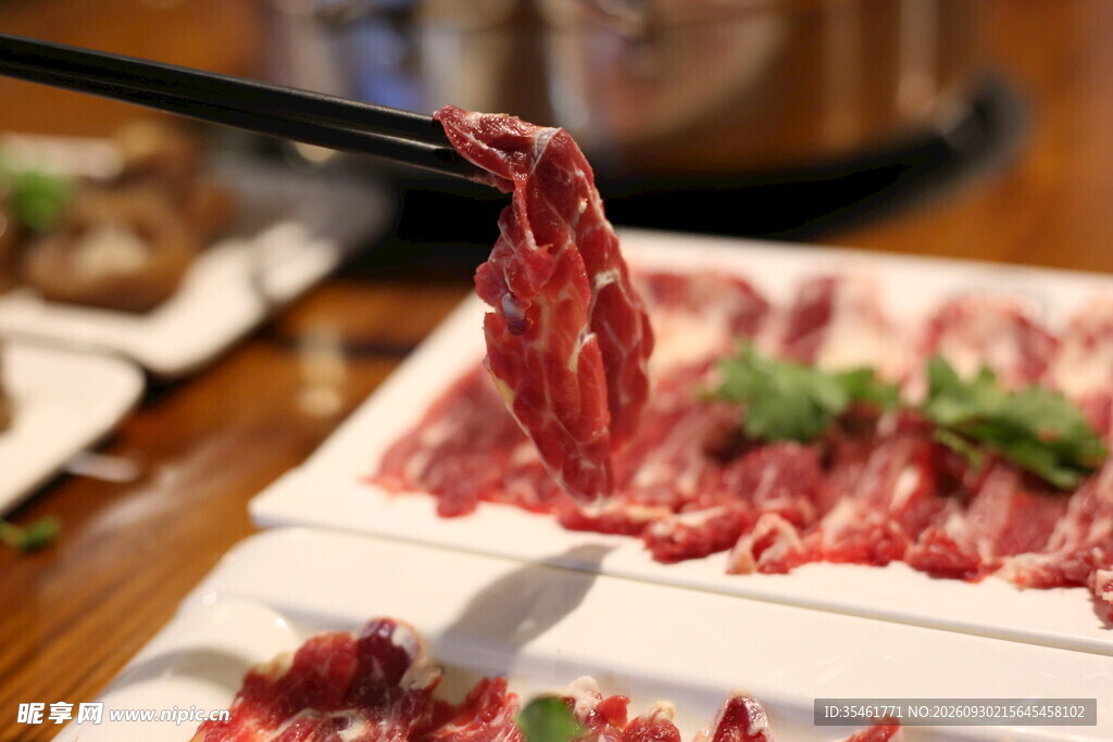 筷子夹取鲜切牛肉