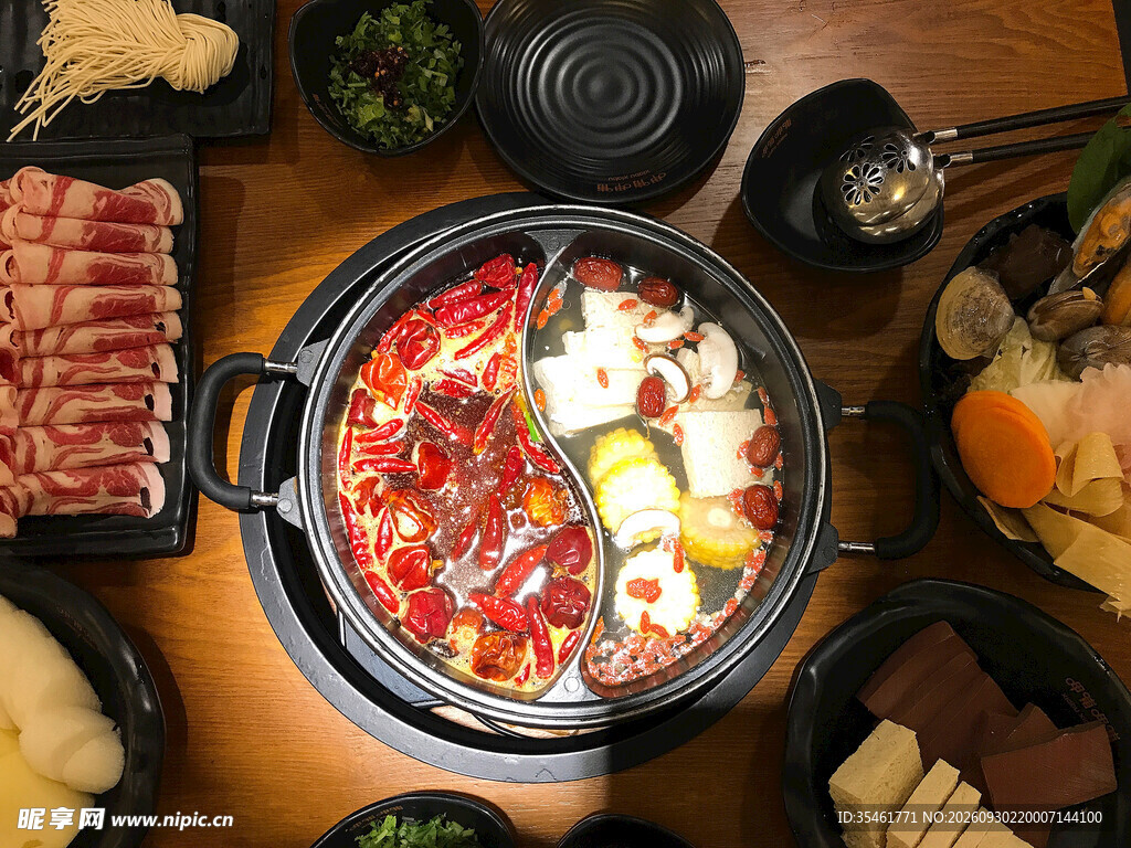 鸳鸯火锅配丰富食材