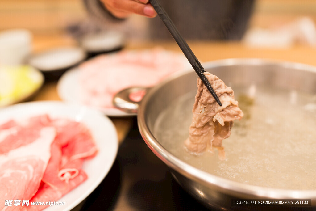 涮火锅夹取涮好肉片