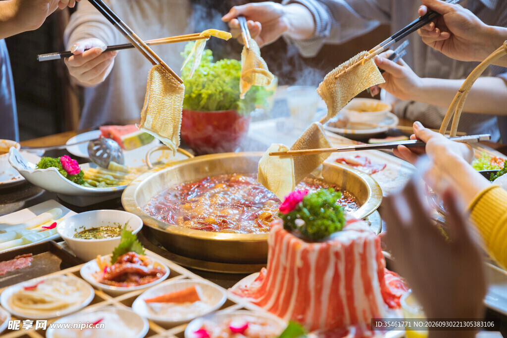 热闹火锅聚餐场景