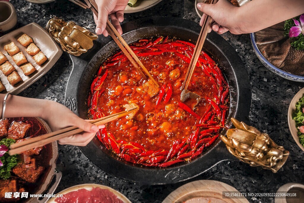 红油麻辣火锅聚餐