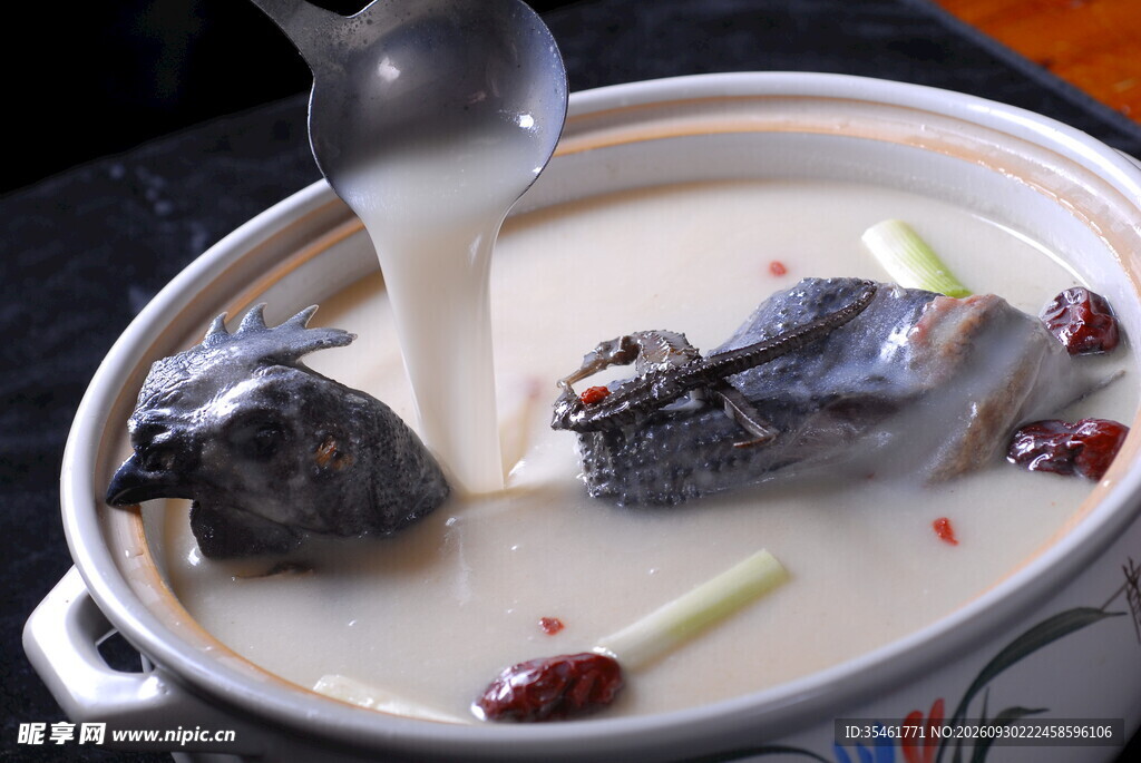 滋补红枣乌鸡汤