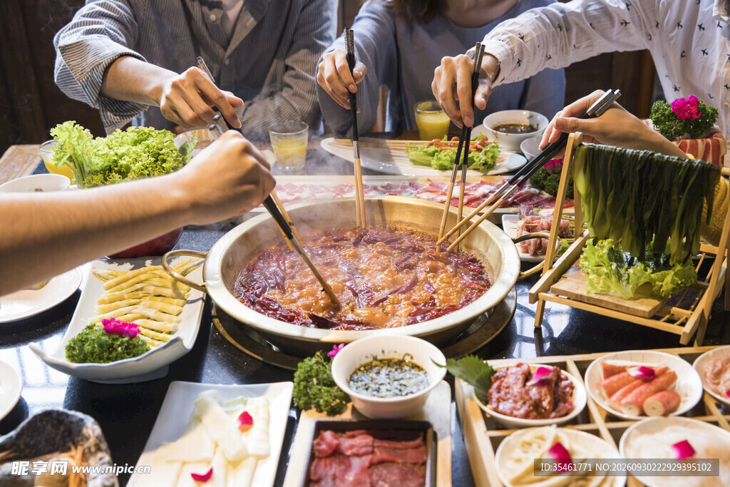 好友围坐共享火锅