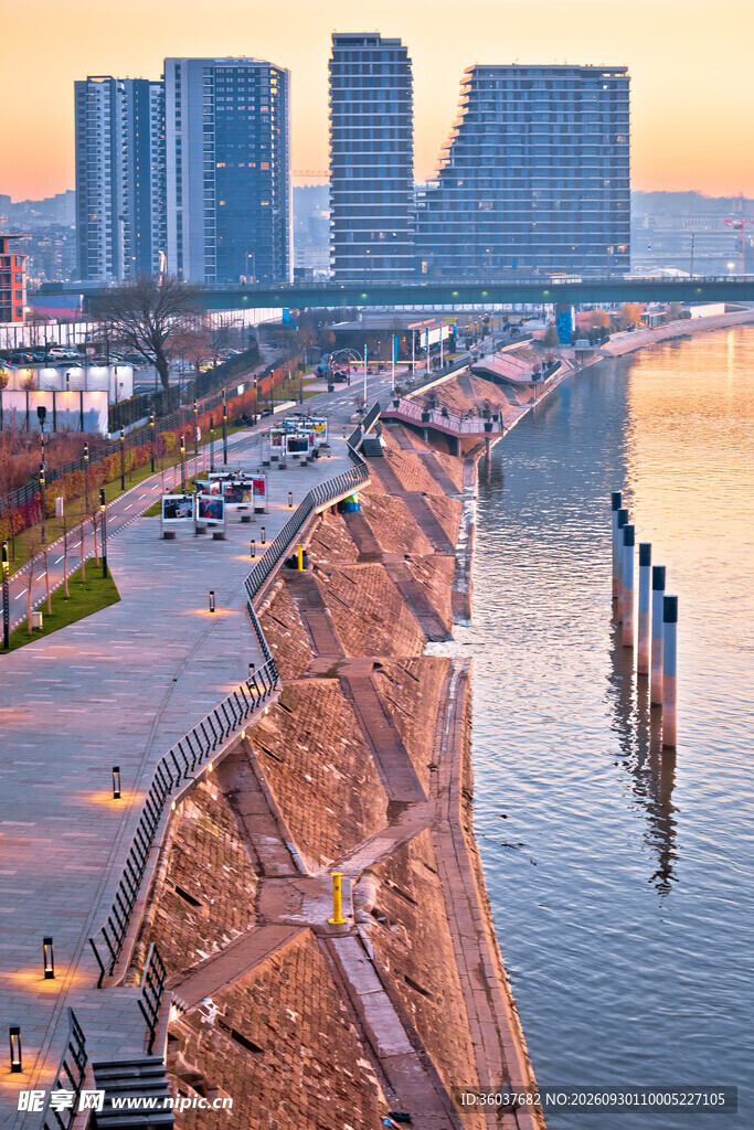 滨江城市黄昏风光