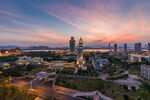 黄昏城市滨江全景