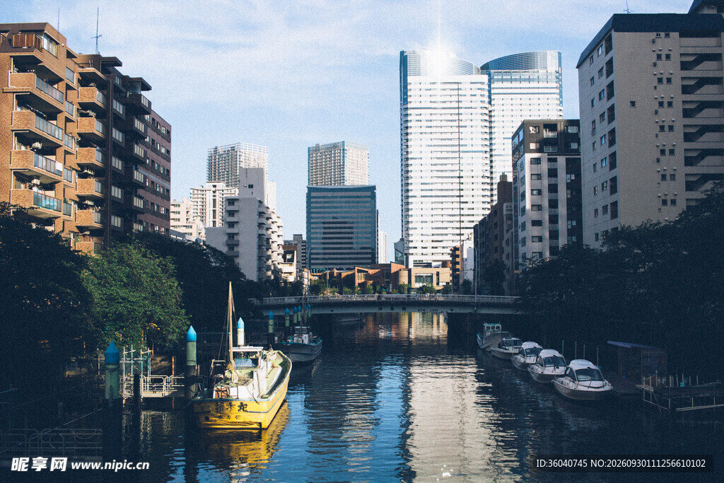 城市河畔滨水建筑风光