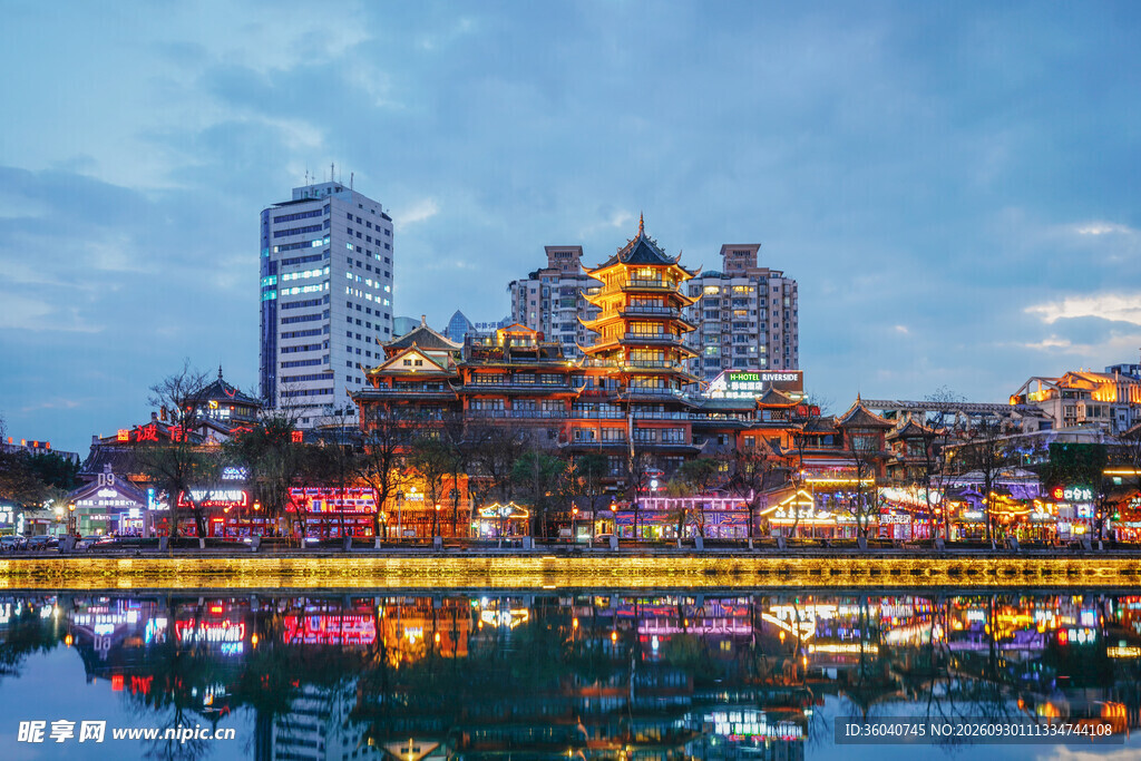 江畔古楼城市夜景倒影