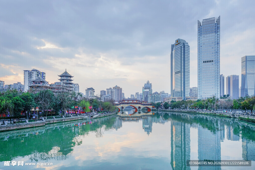 滨水城市天际线风光