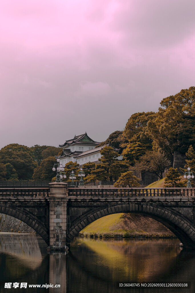 暮色石桥湖岸风光