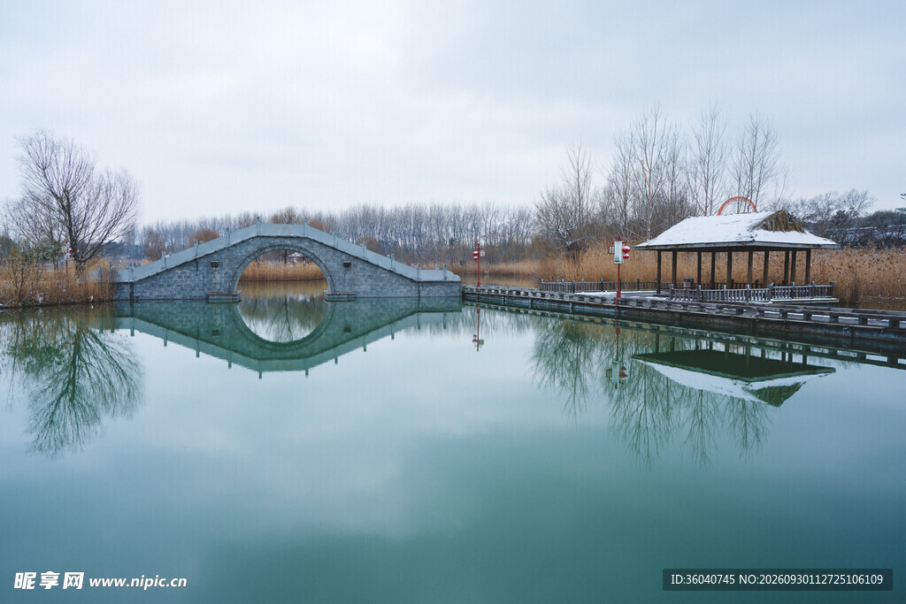 雪后湖畔拱桥冬景