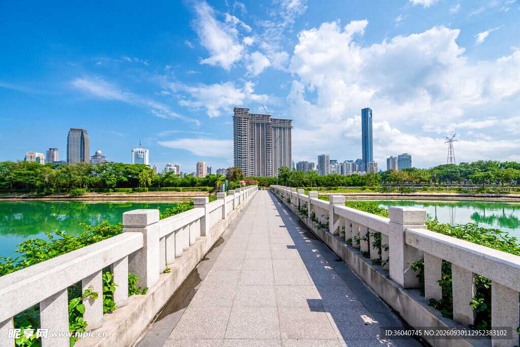 城市河畔观景步道