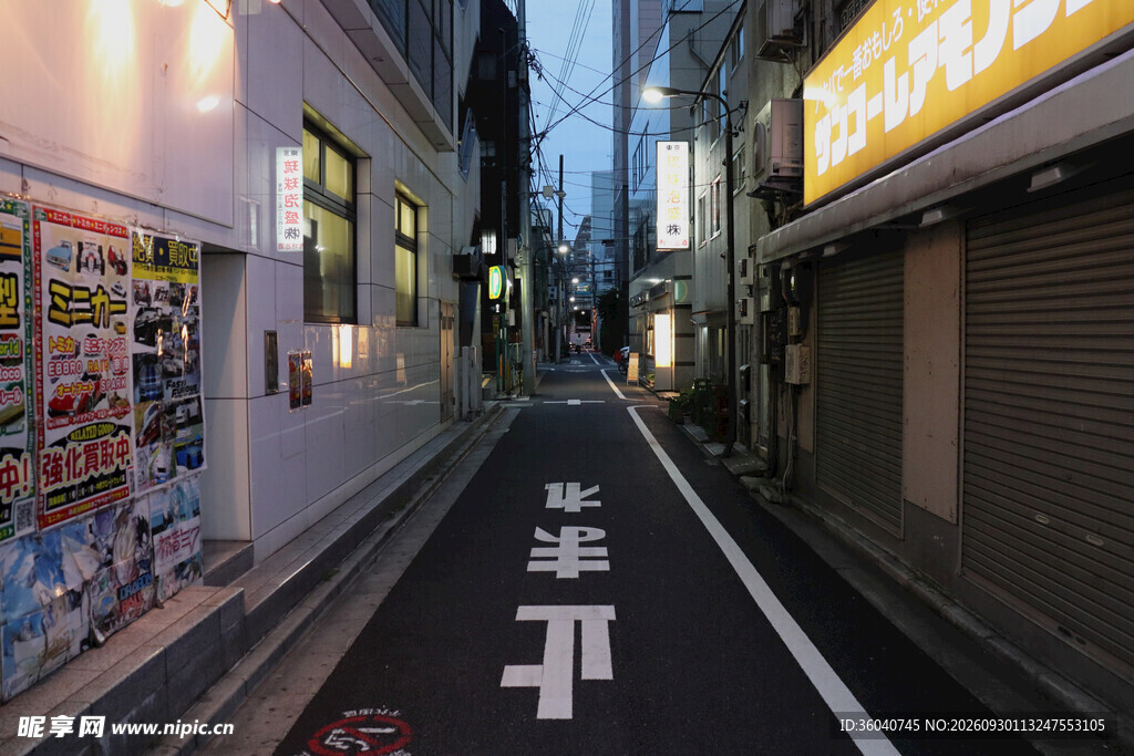 傍晚日式小巷街景