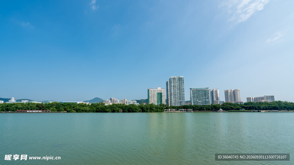 滨江城市远景风光