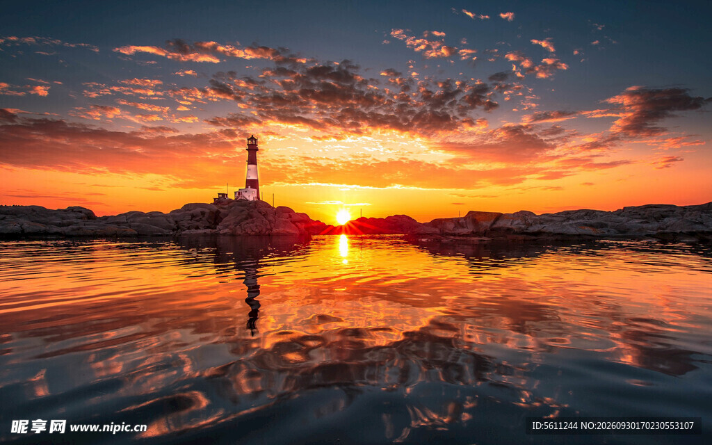 日落湖畔灯塔美景