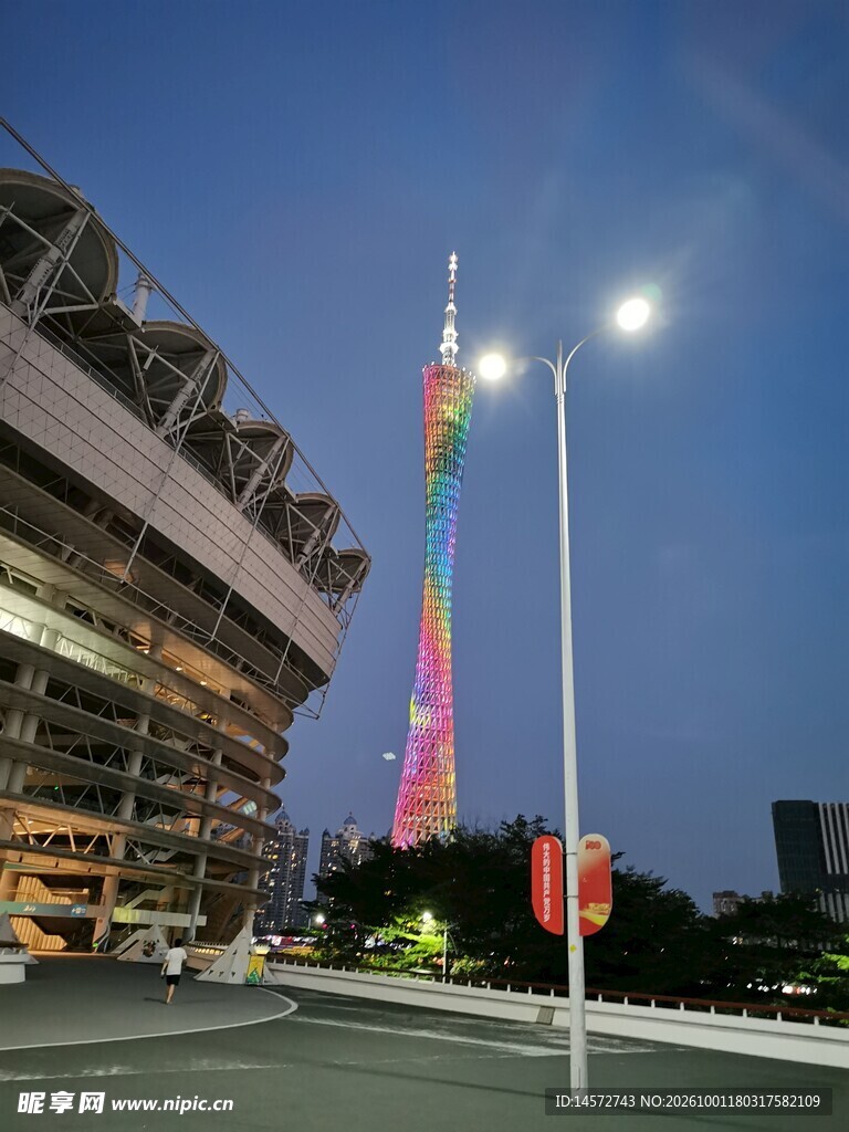 傍晚广州塔城市街景