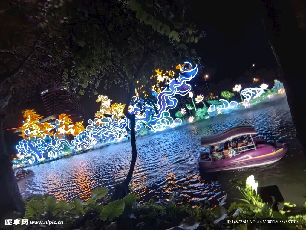 水上龙形彩灯夜景