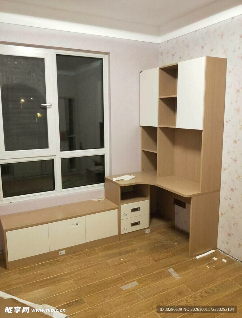 窗边定制转角书桌柜