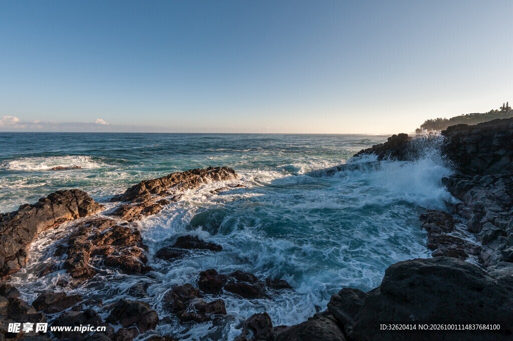 海岸礁石海浪风光