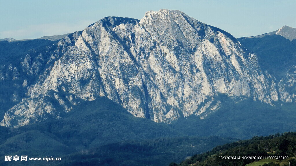 水波中山峦倒影