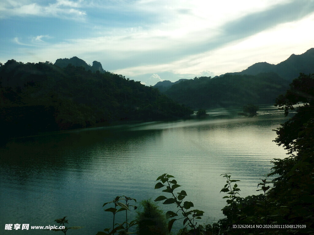 湖山静谧自然风光