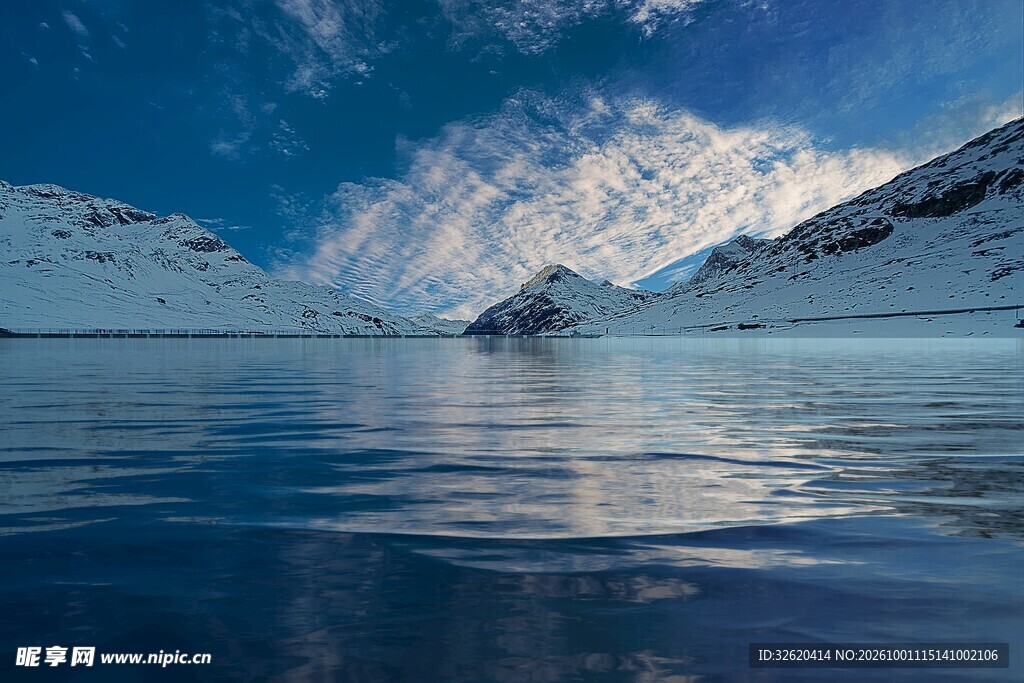 湖山倒影自然美景