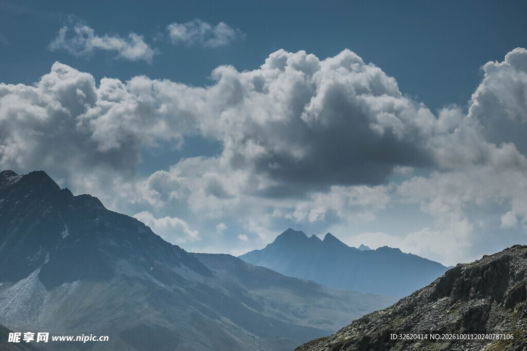 山间云天壮阔风光