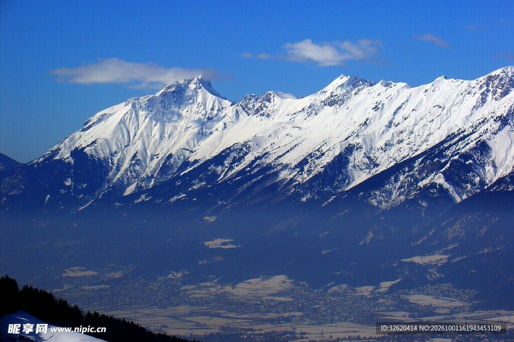 晴空下的雪山远景