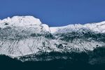 蓝天下的雪山冰原