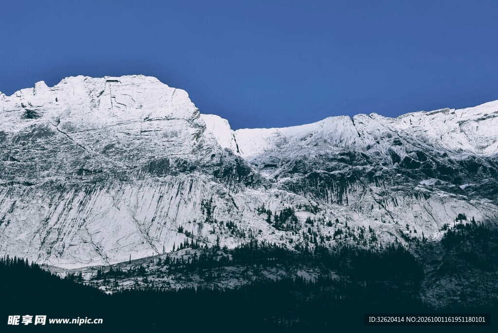 蓝天下的雪山冰原