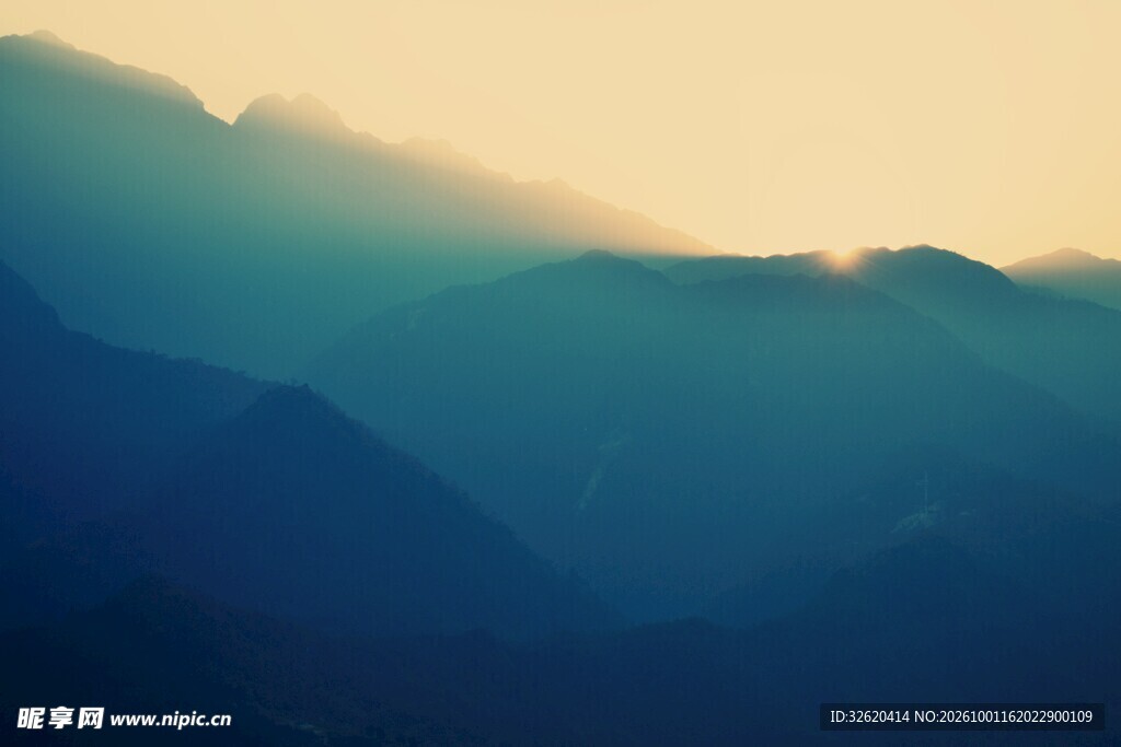晨雾层叠远山风光