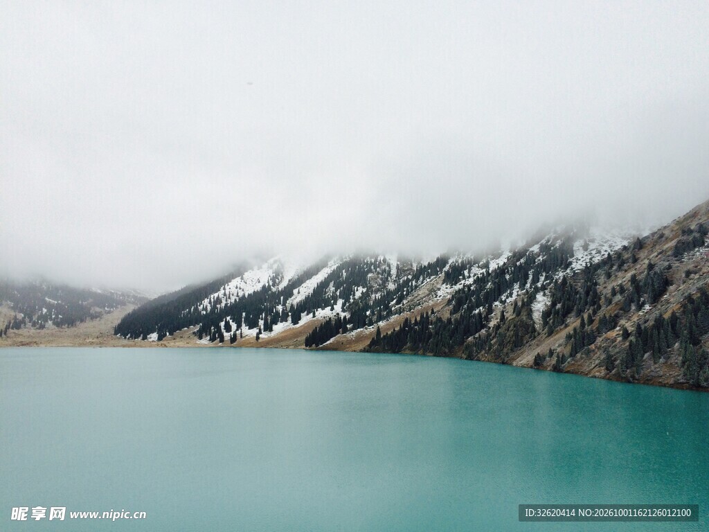雾天雪山碧湖风光