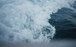 海浪翻涌浪花飞溅