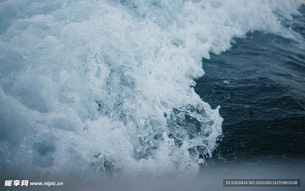 海浪翻涌浪花飞溅