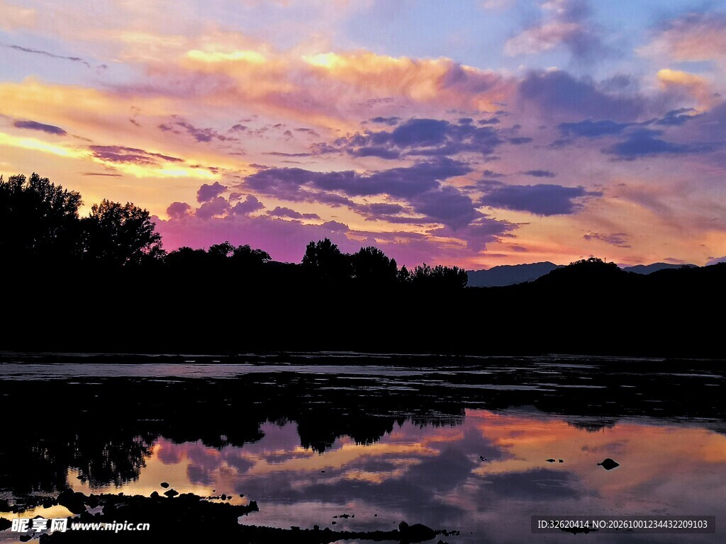 湖畔黄昏晚霞美景