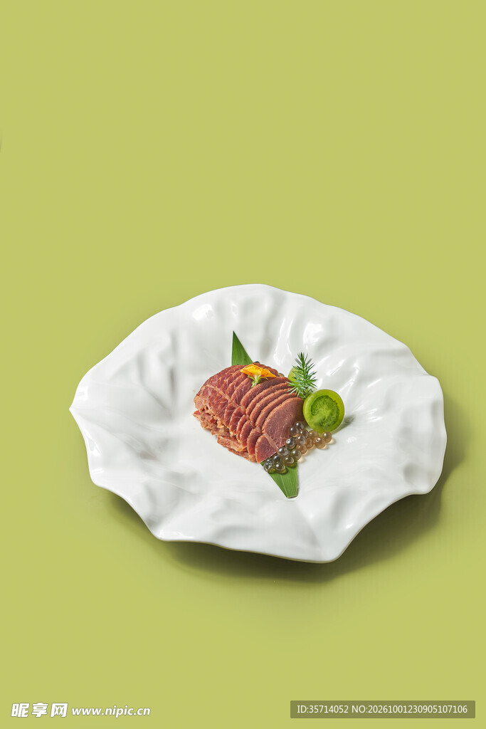 精致生牛肉刺身摆盘