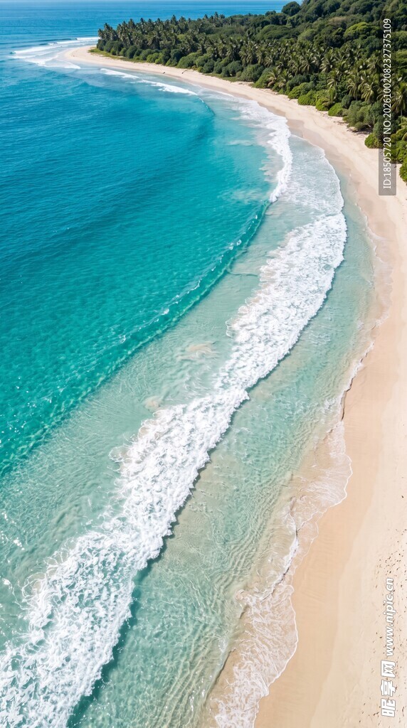 航拍弧形碧海沙滩风光