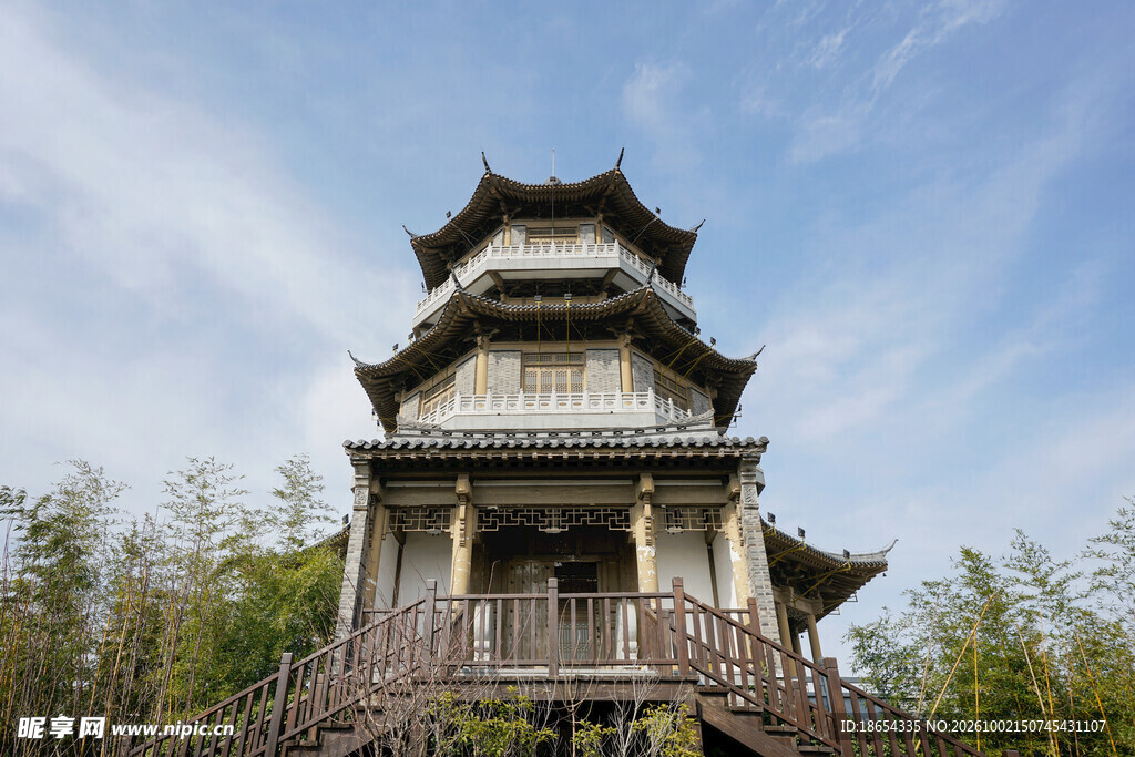 蓝天下中式古塔楼