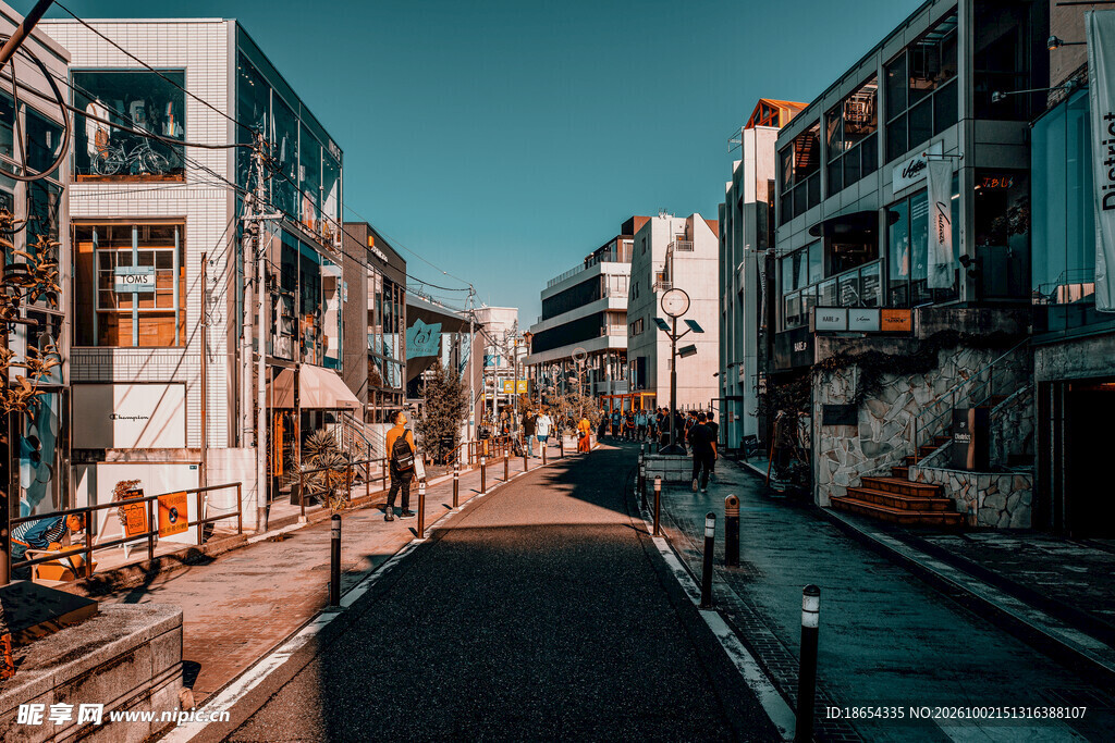 晴朗城市街道街景