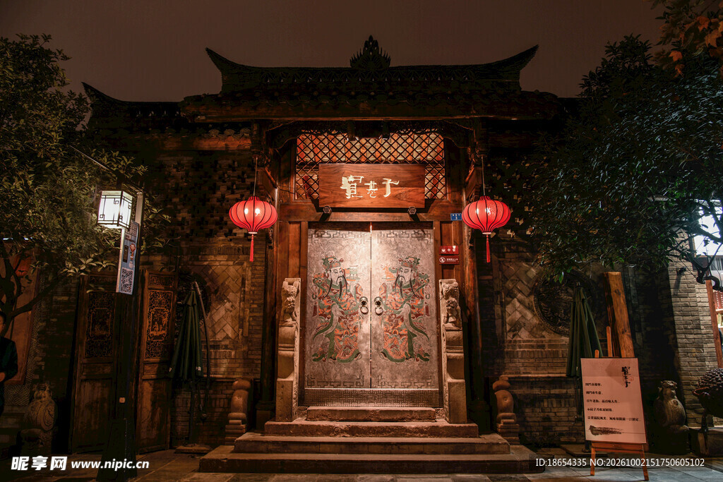 中式古建门楼夜景